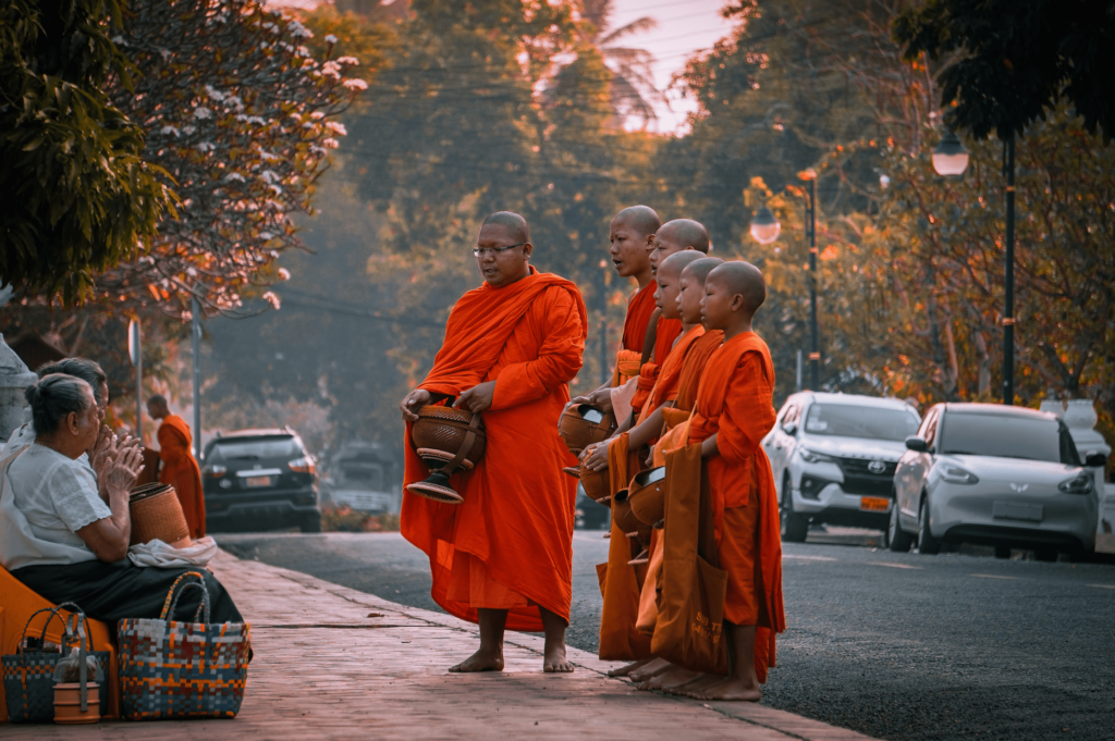 Monaci durante la Alms Ceremony di Luang Prabang. Cosa fare e vedere a Luang Prabang. Luang Prabang.
